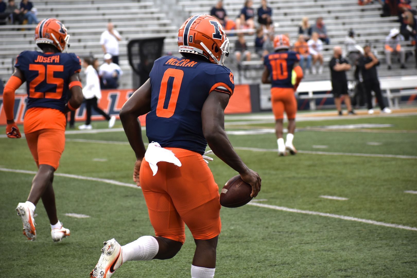 PHOTOS: Illinois warms up against Charlotte